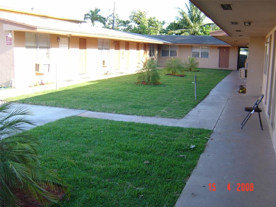 Active With Contract: $1,200 (1 beds, 1 baths, 400 Square Feet)