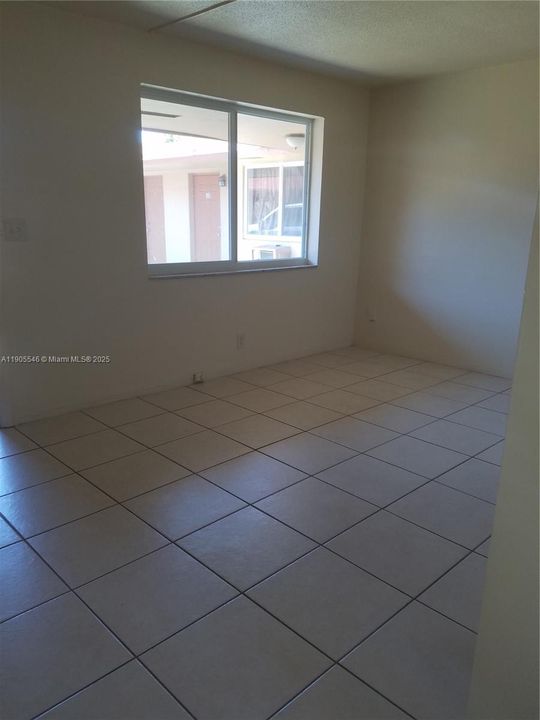 Active With Contract: $1,200 (1 beds, 1 baths, 400 Square Feet)