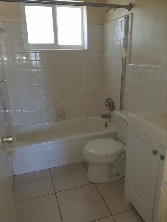 Active With Contract: $1,200 (1 beds, 1 baths, 400 Square Feet)