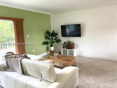 Active With Contract: $1,800 (1 beds, 1 baths, 709 Square Feet)