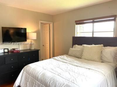Active With Contract: $1,800 (1 beds, 1 baths, 709 Square Feet)