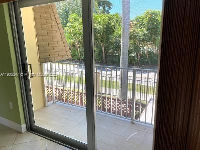 Active With Contract: $1,800 (1 beds, 1 baths, 709 Square Feet)