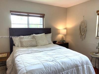 Active With Contract: $1,800 (1 beds, 1 baths, 709 Square Feet)