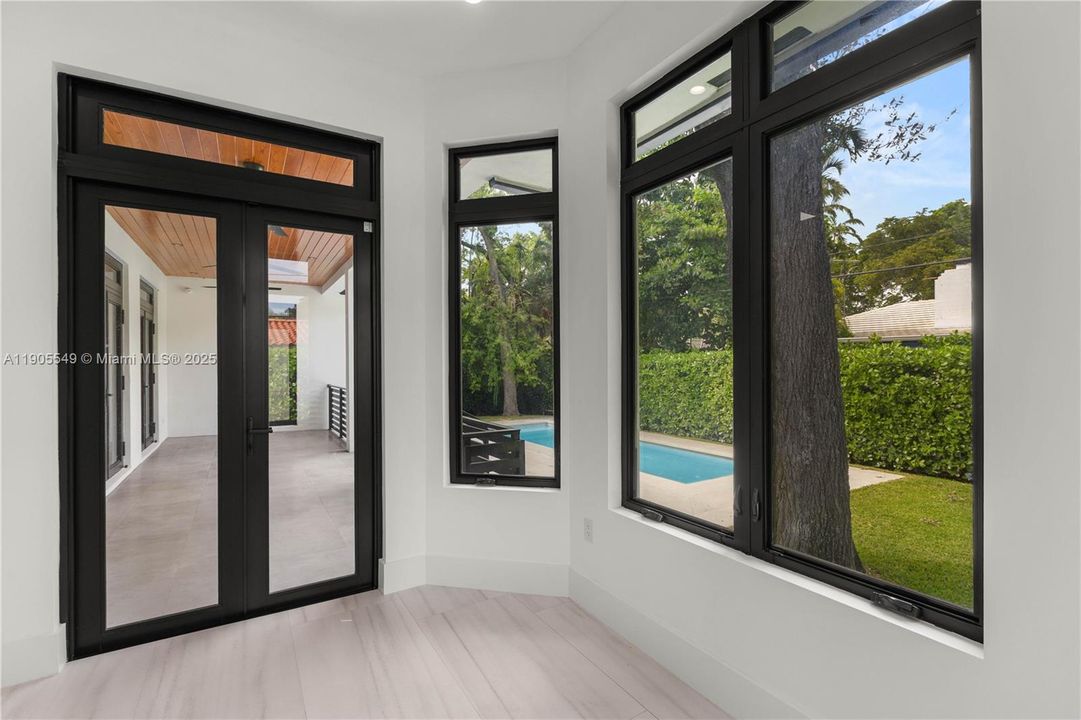 合同活跃: $2,798,000 (4 贝兹, 5 浴室, 3395 平方英尺)