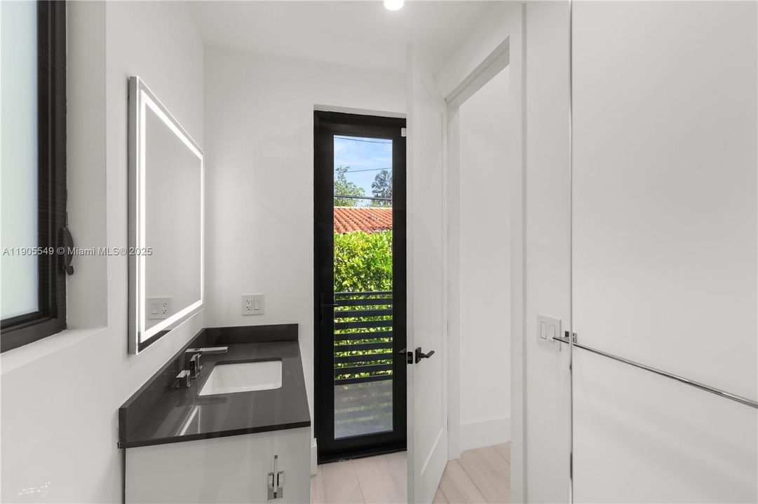 合同活跃: $2,798,000 (4 贝兹, 5 浴室, 3395 平方英尺)