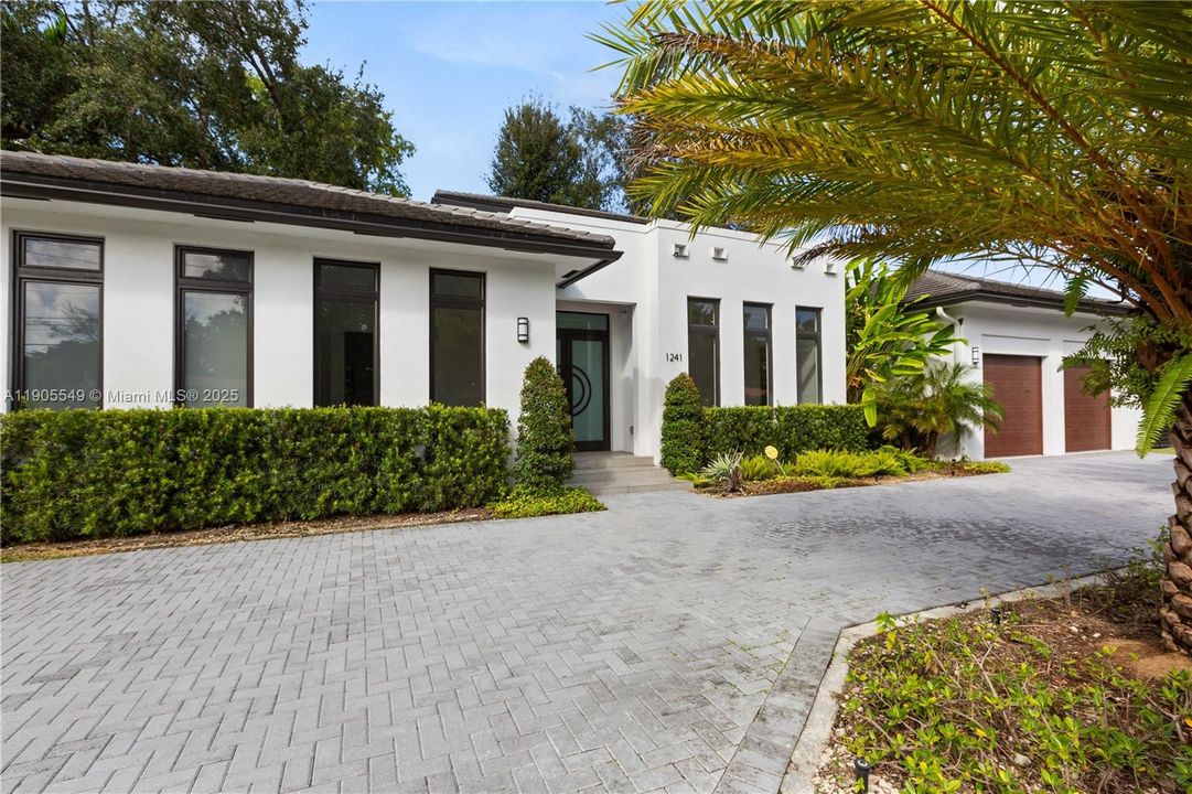 合同活跃: $2,798,000 (4 贝兹, 5 浴室, 3395 平方英尺)