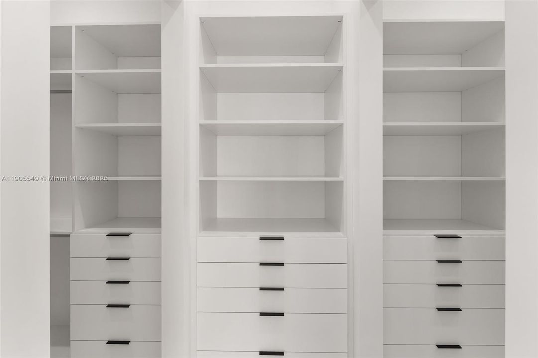 合同活跃: $2,798,000 (4 贝兹, 5 浴室, 3395 平方英尺)