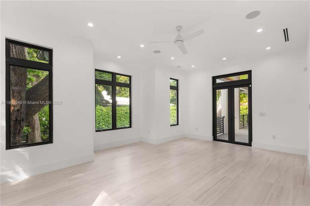 合同活跃: $2,798,000 (4 贝兹, 5 浴室, 3395 平方英尺)