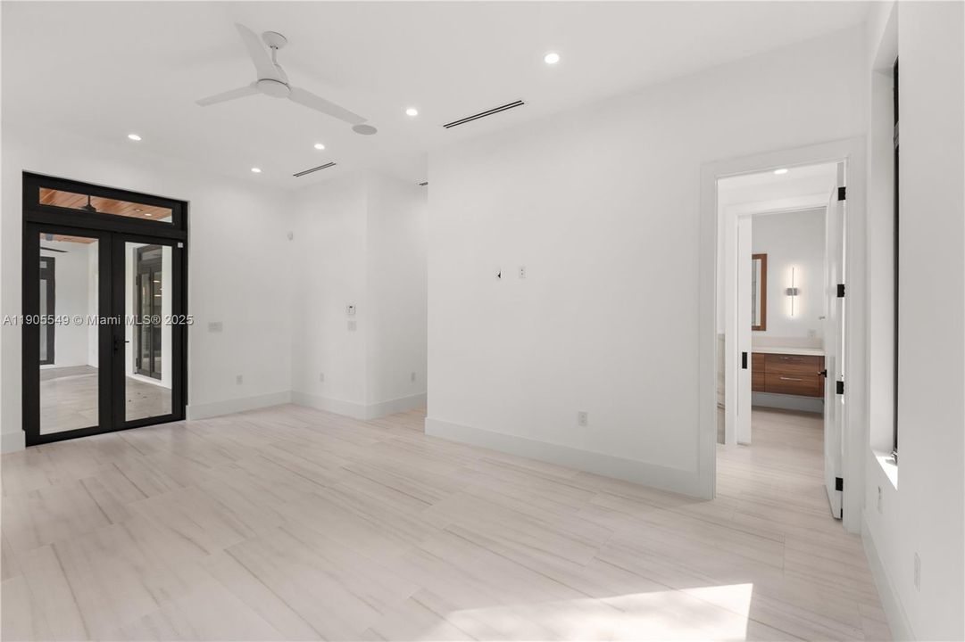 合同活跃: $2,798,000 (4 贝兹, 5 浴室, 3395 平方英尺)