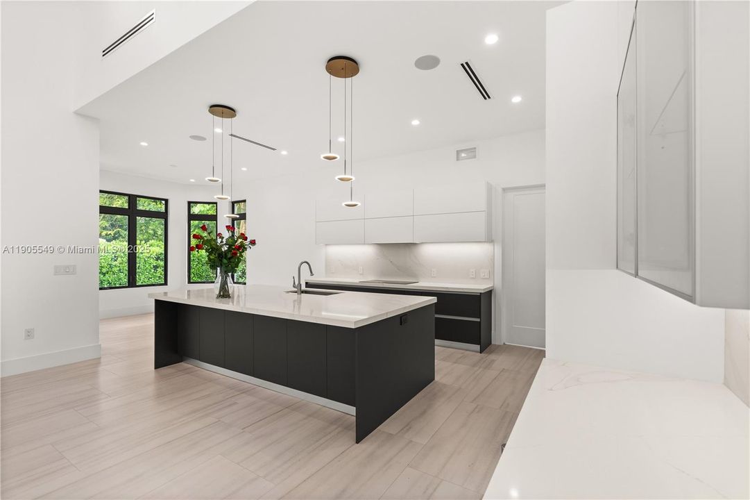 合同活跃: $2,798,000 (4 贝兹, 5 浴室, 3395 平方英尺)