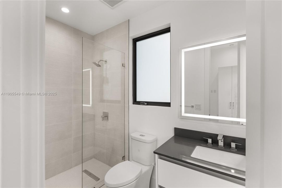 合同活跃: $2,798,000 (4 贝兹, 5 浴室, 3395 平方英尺)