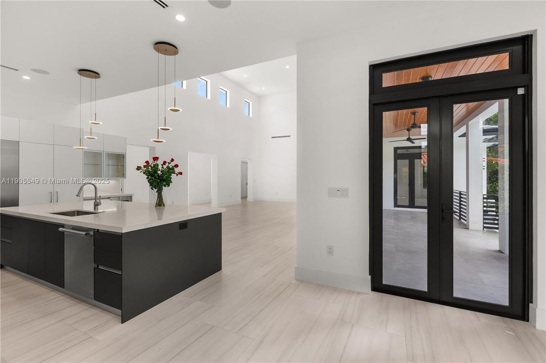 合同活跃: $2,798,000 (4 贝兹, 5 浴室, 3395 平方英尺)