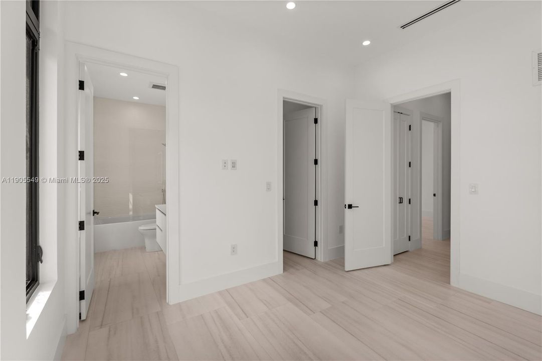 合同活跃: $2,798,000 (4 贝兹, 5 浴室, 3395 平方英尺)