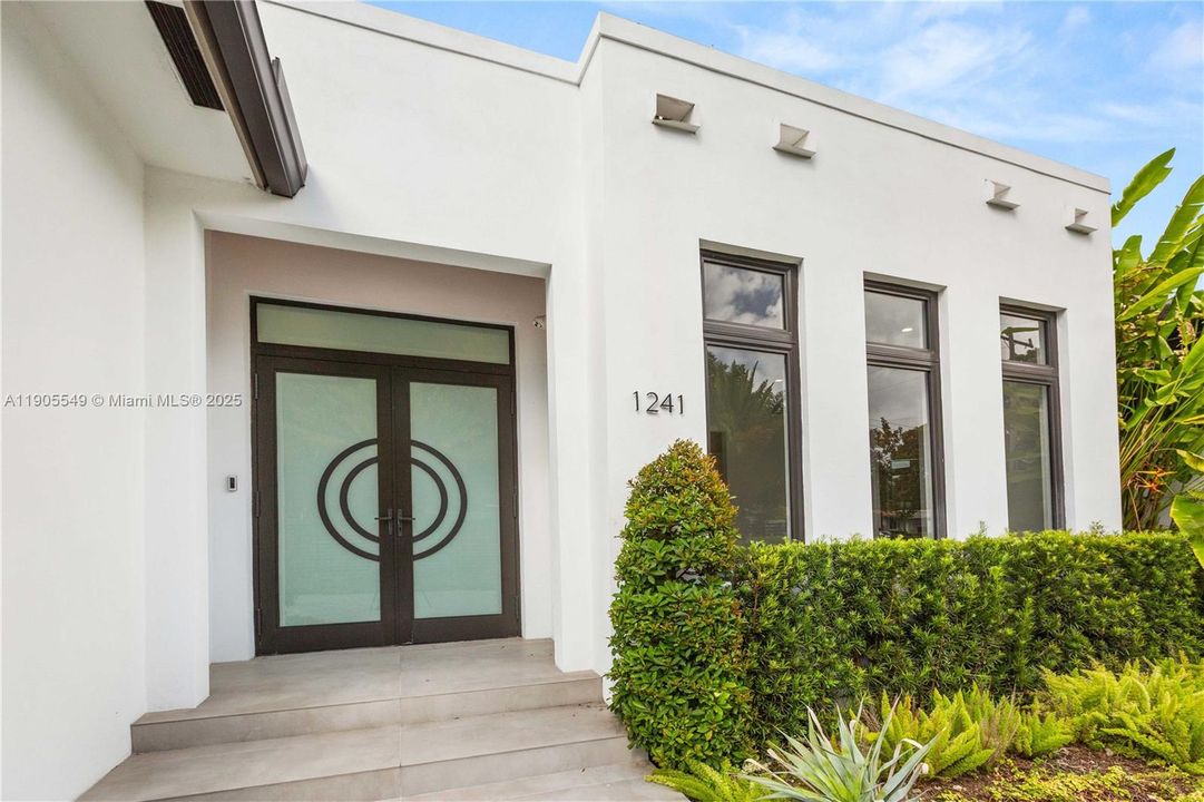 合同活跃: $2,798,000 (4 贝兹, 5 浴室, 3395 平方英尺)