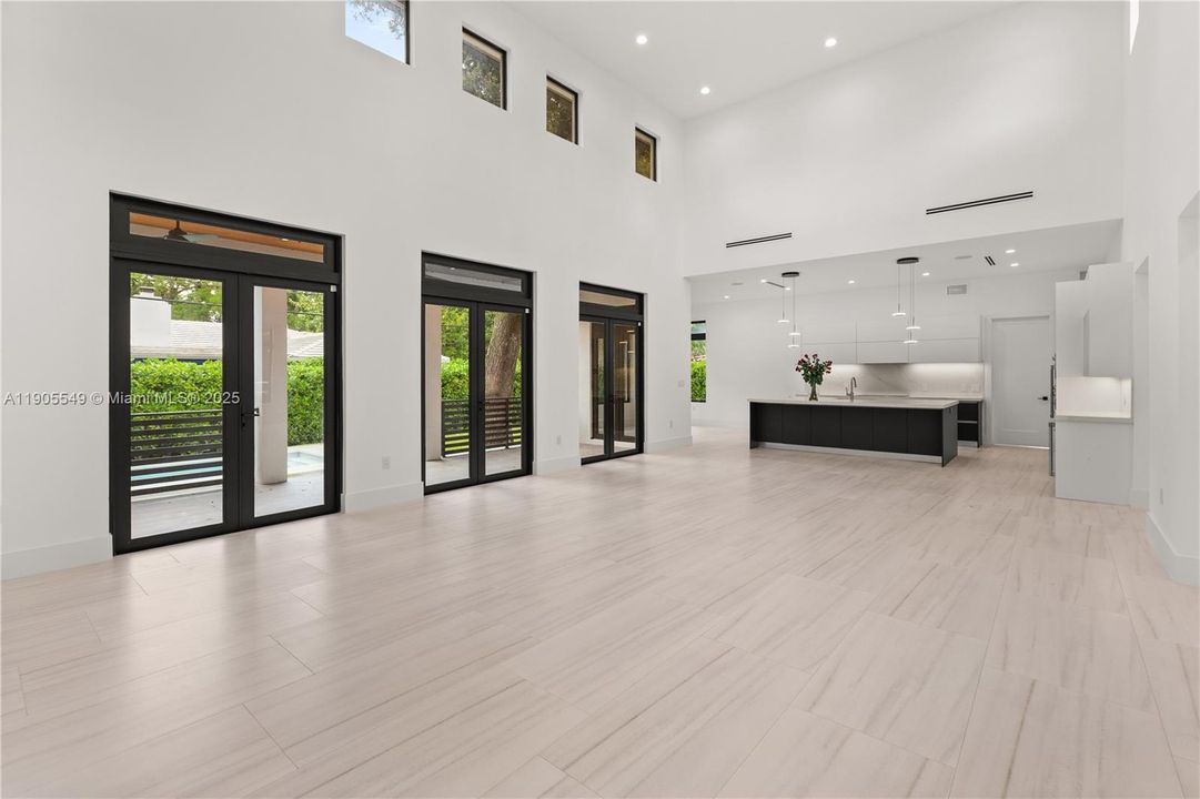 合同活跃: $2,798,000 (4 贝兹, 5 浴室, 3395 平方英尺)