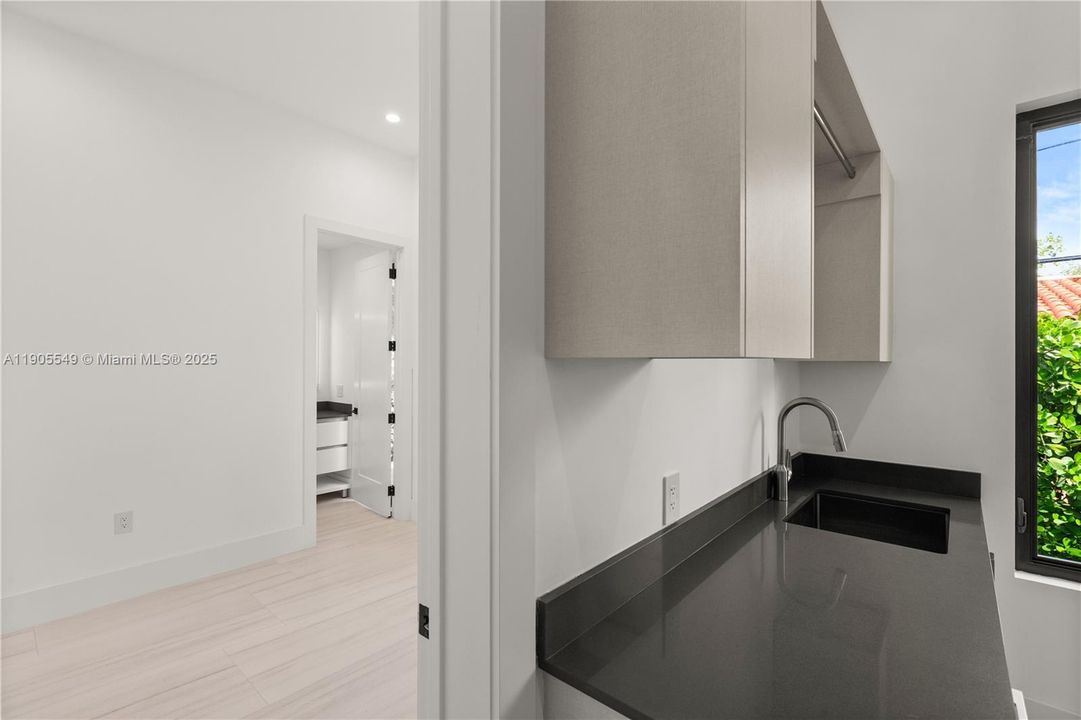 合同活跃: $2,798,000 (4 贝兹, 5 浴室, 3395 平方英尺)