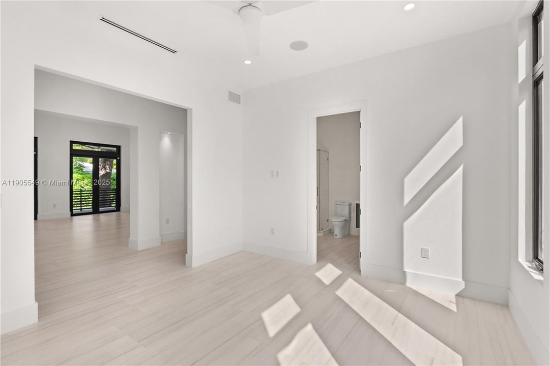 合同活跃: $2,798,000 (4 贝兹, 5 浴室, 3395 平方英尺)