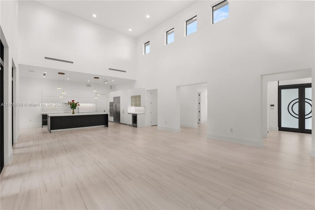 合同活跃: $2,798,000 (4 贝兹, 5 浴室, 3395 平方英尺)