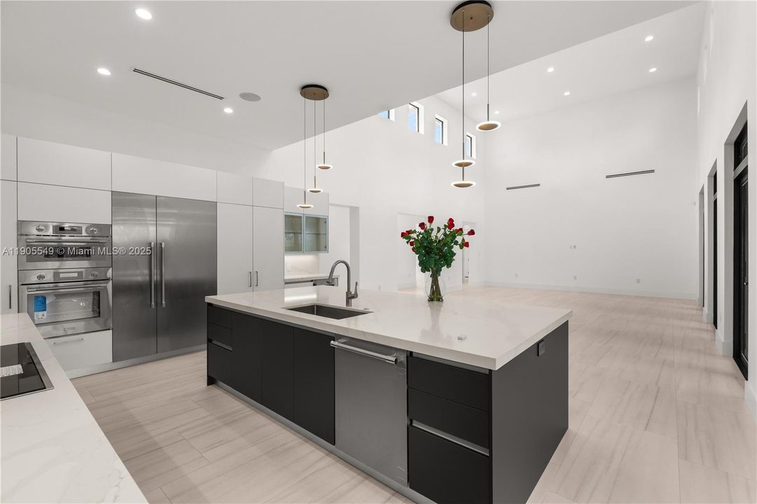 合同活跃: $2,798,000 (4 贝兹, 5 浴室, 3395 平方英尺)