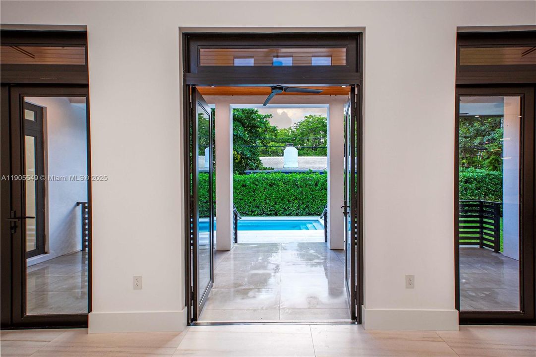 合同活跃: $2,798,000 (4 贝兹, 5 浴室, 3395 平方英尺)