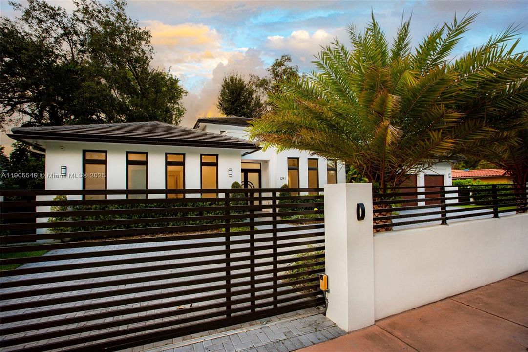 合同活跃: $2,798,000 (4 贝兹, 5 浴室, 3395 平方英尺)