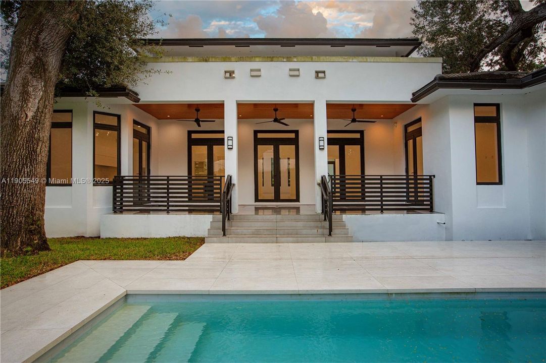 合同活跃: $2,798,000 (4 贝兹, 5 浴室, 3395 平方英尺)