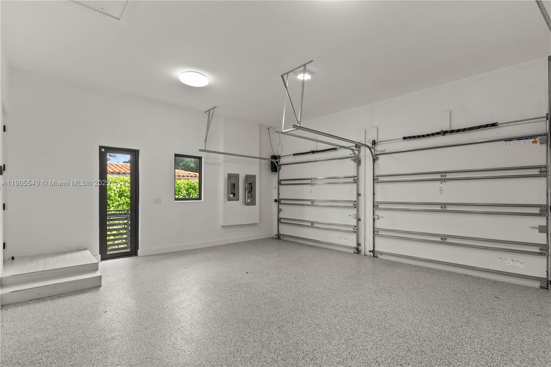 合同活跃: $2,798,000 (4 贝兹, 5 浴室, 3395 平方英尺)