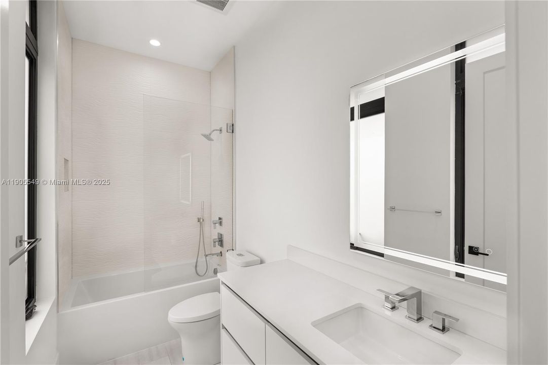 合同活跃: $2,798,000 (4 贝兹, 5 浴室, 3395 平方英尺)