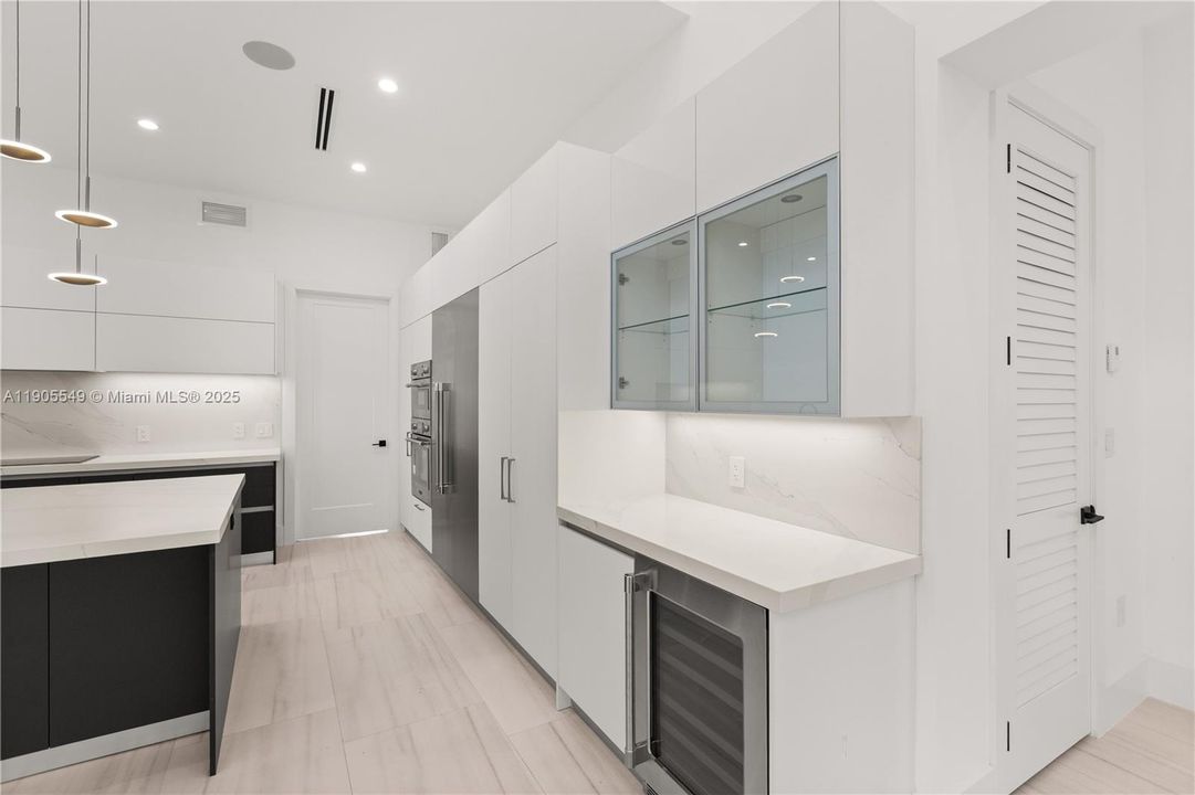 合同活跃: $2,798,000 (4 贝兹, 5 浴室, 3395 平方英尺)