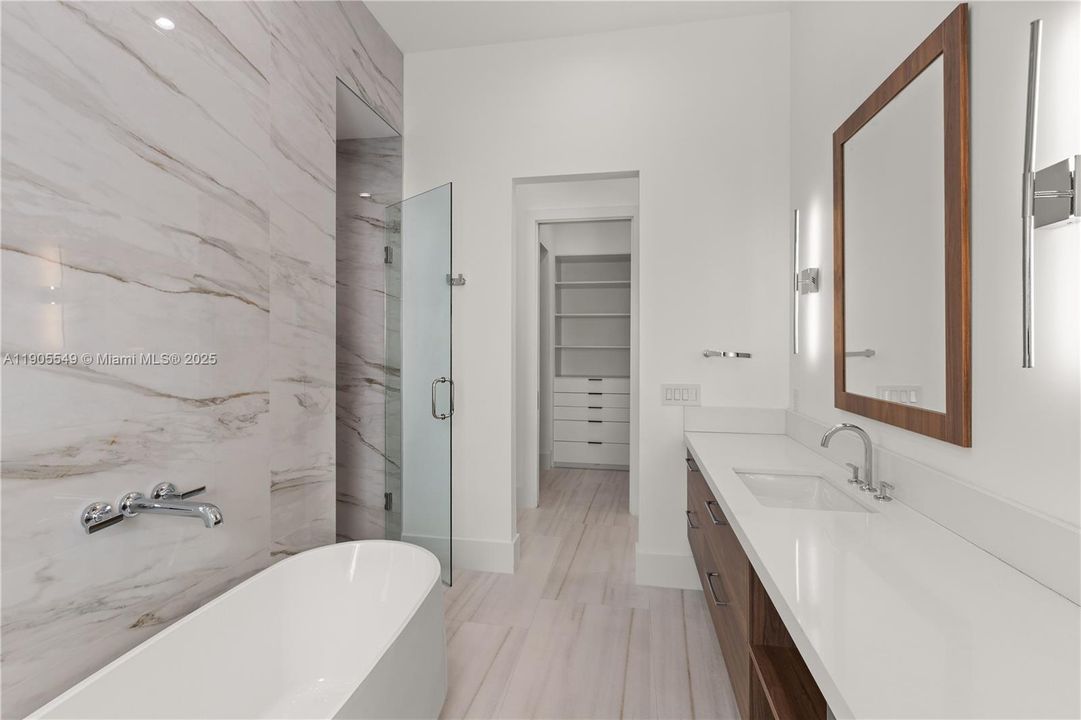 合同活跃: $2,798,000 (4 贝兹, 5 浴室, 3395 平方英尺)