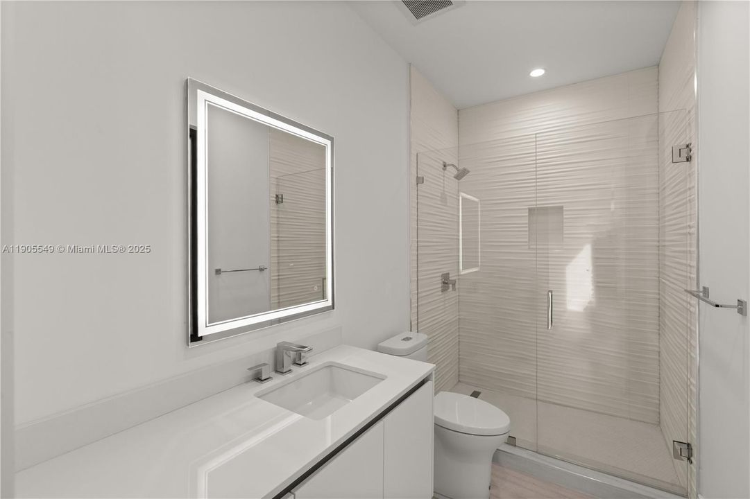 合同活跃: $2,798,000 (4 贝兹, 5 浴室, 3395 平方英尺)