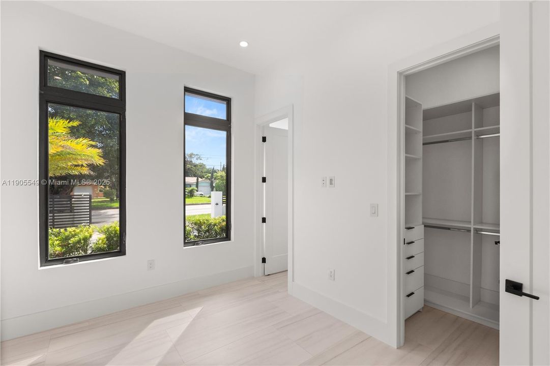 合同活跃: $2,798,000 (4 贝兹, 5 浴室, 3395 平方英尺)