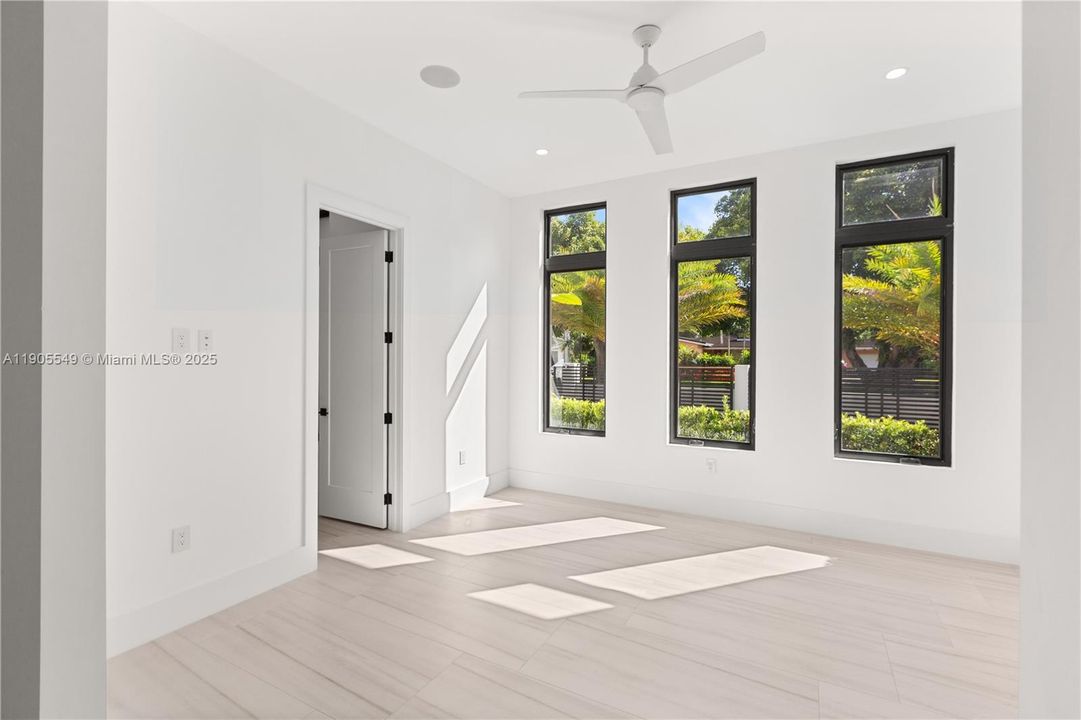 合同活跃: $2,798,000 (4 贝兹, 5 浴室, 3395 平方英尺)