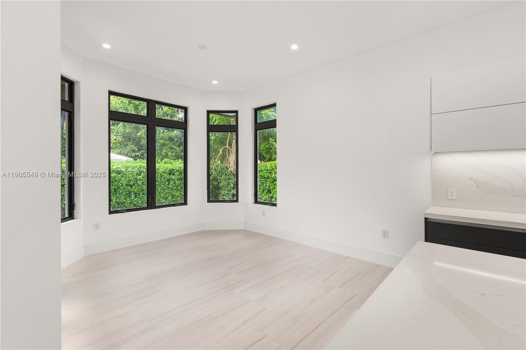 合同活跃: $2,798,000 (4 贝兹, 5 浴室, 3395 平方英尺)