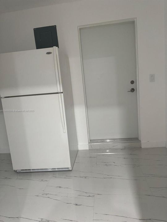 For Rent: $1,400 (1 beds, 1 baths, 2412 Square Feet)