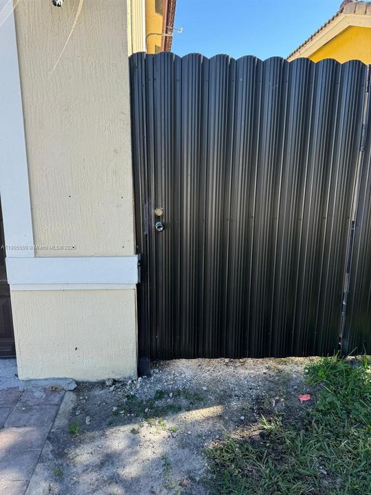 For Rent: $1,400 (1 beds, 1 baths, 2412 Square Feet)