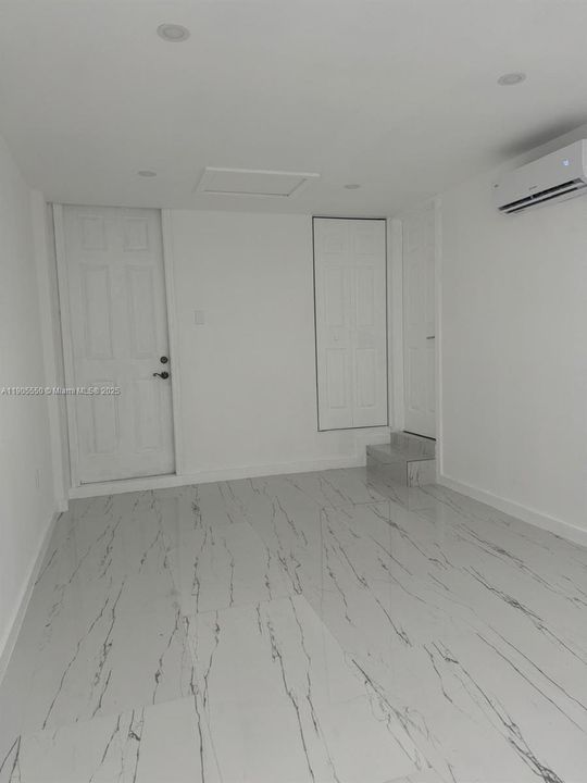 For Rent: $1,400 (1 beds, 1 baths, 2412 Square Feet)