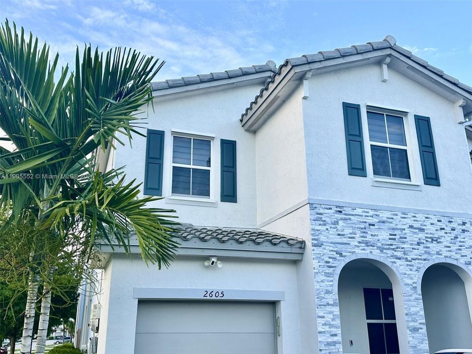 出租: $3,500 (3 贝兹, 2 浴室, 1827 平方英尺)