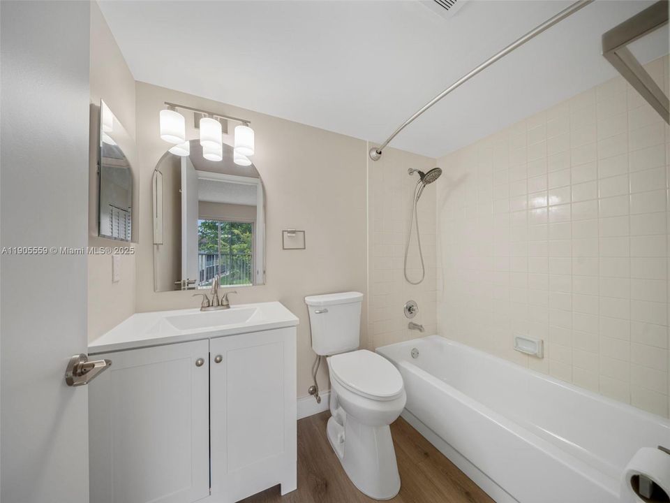 Active With Contract: $1,490 (1 beds, 1 baths, 811 Square Feet)