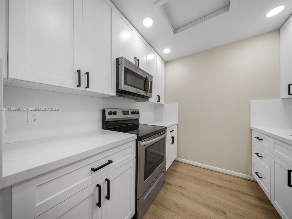 Active With Contract: $1,490 (1 beds, 1 baths, 811 Square Feet)