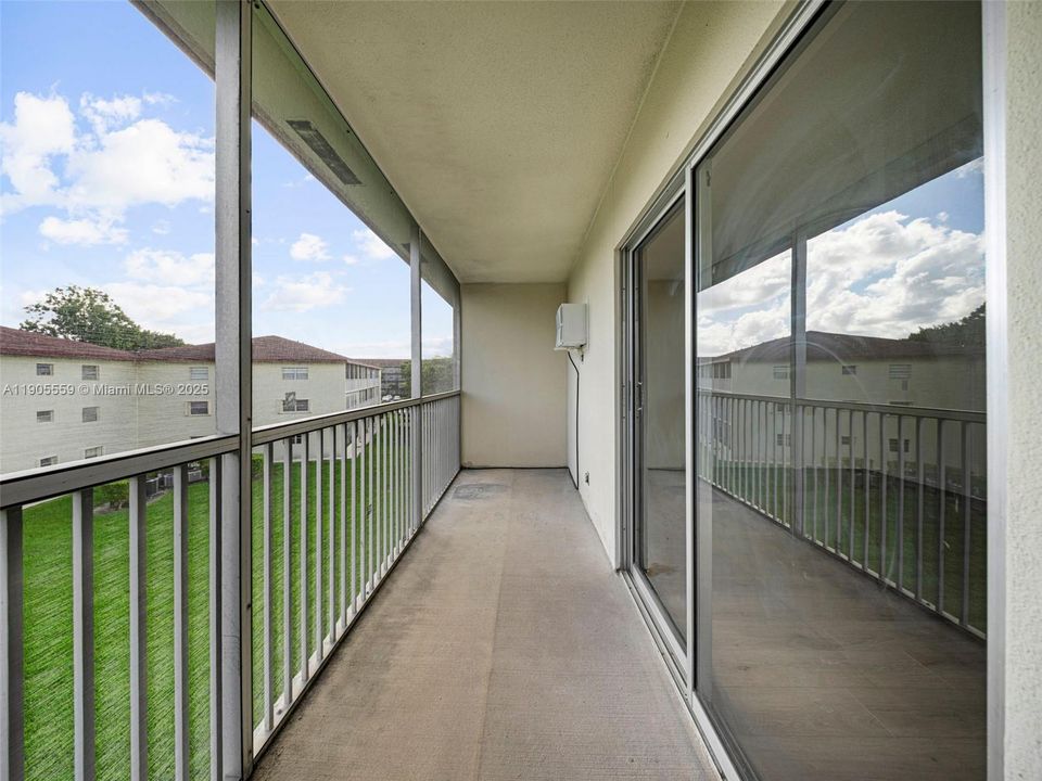 Active With Contract: $1,490 (1 beds, 1 baths, 811 Square Feet)