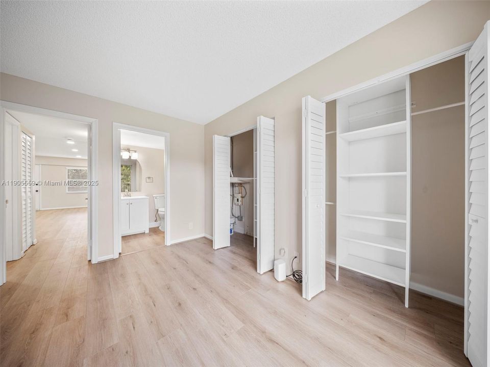 Active With Contract: $1,490 (1 beds, 1 baths, 811 Square Feet)