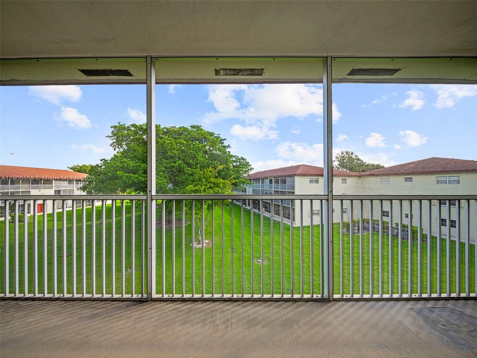 Active With Contract: $1,490 (1 beds, 1 baths, 811 Square Feet)