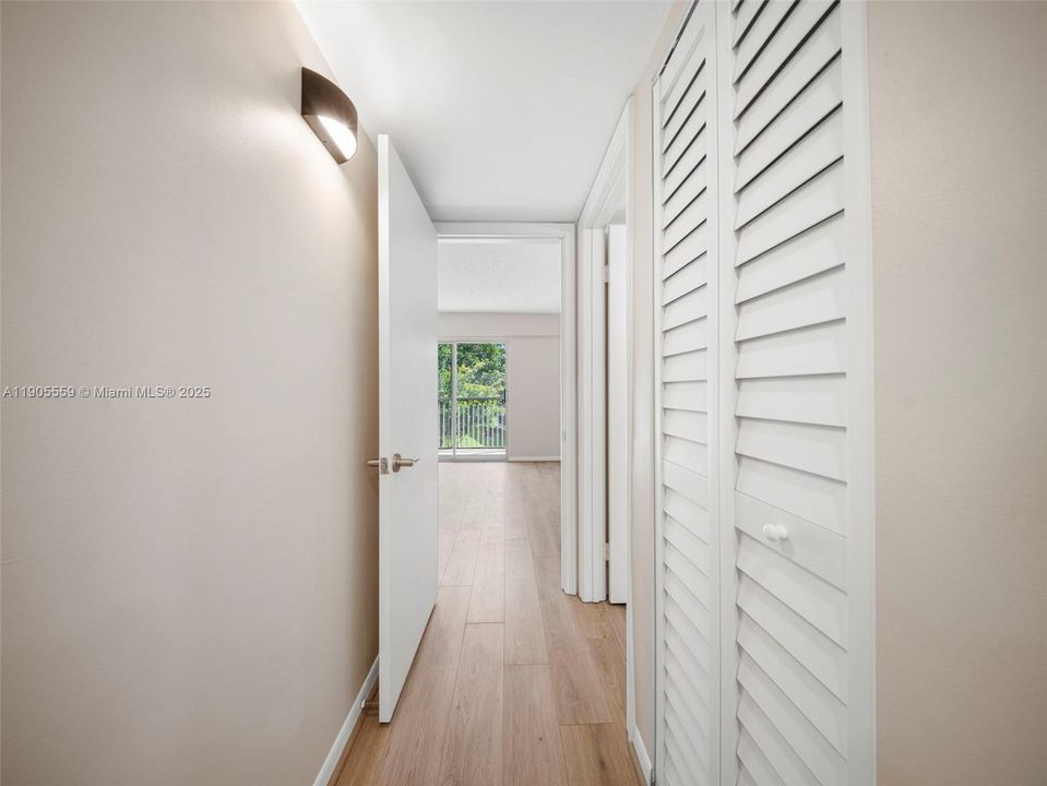 Active With Contract: $1,490 (1 beds, 1 baths, 811 Square Feet)