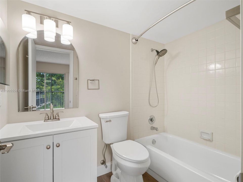 Active With Contract: $1,490 (1 beds, 1 baths, 811 Square Feet)