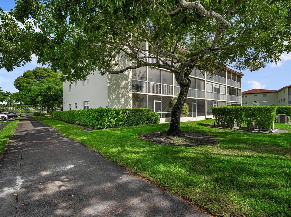 Active With Contract: $1,490 (1 beds, 1 baths, 811 Square Feet)