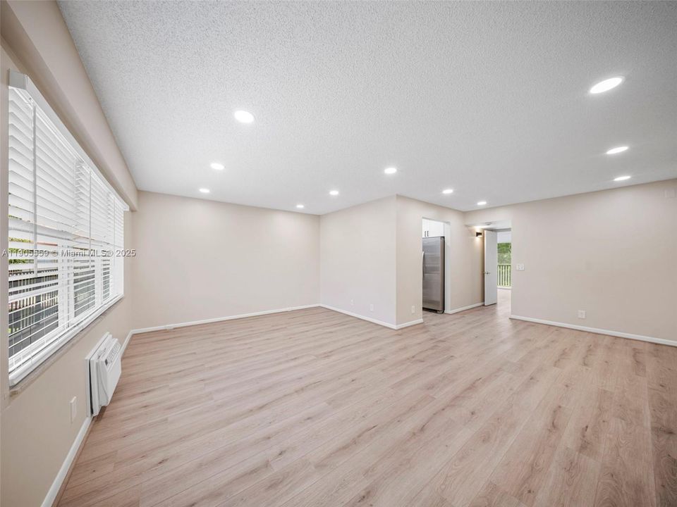 Active With Contract: $1,490 (1 beds, 1 baths, 811 Square Feet)