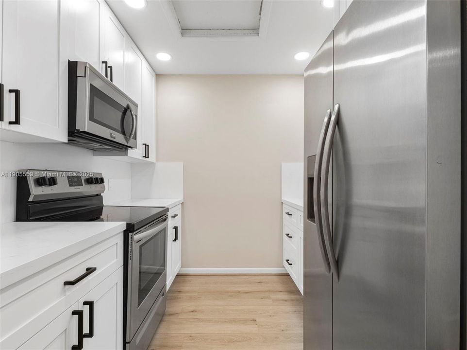 Active With Contract: $1,490 (1 beds, 1 baths, 811 Square Feet)