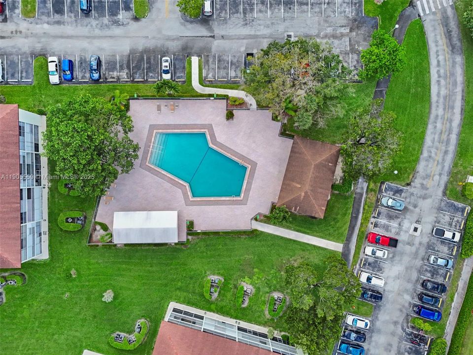 Active With Contract: $1,490 (1 beds, 1 baths, 811 Square Feet)