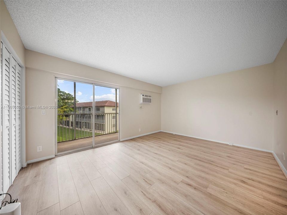 Active With Contract: $1,490 (1 beds, 1 baths, 811 Square Feet)